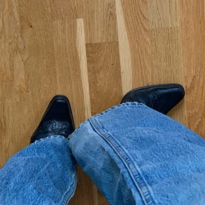 Pointed black heel - Supersnygga klackar med spetsig tå och chunky heel. Så sköna och bekväma att gå:)