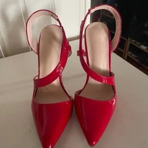 Röda klackskor  - Jättefina klackskor som näst intill är nya💓