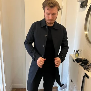 Trenchcoat i fint skick! - Trenchcoat i bra skick från Pier One tailored. Storlek M-L