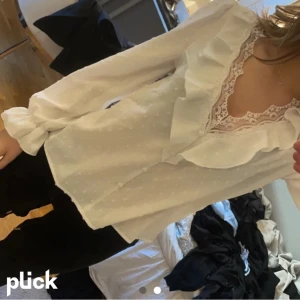 Vit blus - Bilden är lånad skriv om du vill ha egna bilder. Inga defekter. Jättefin på. Påminner om zara blusen. Från shein