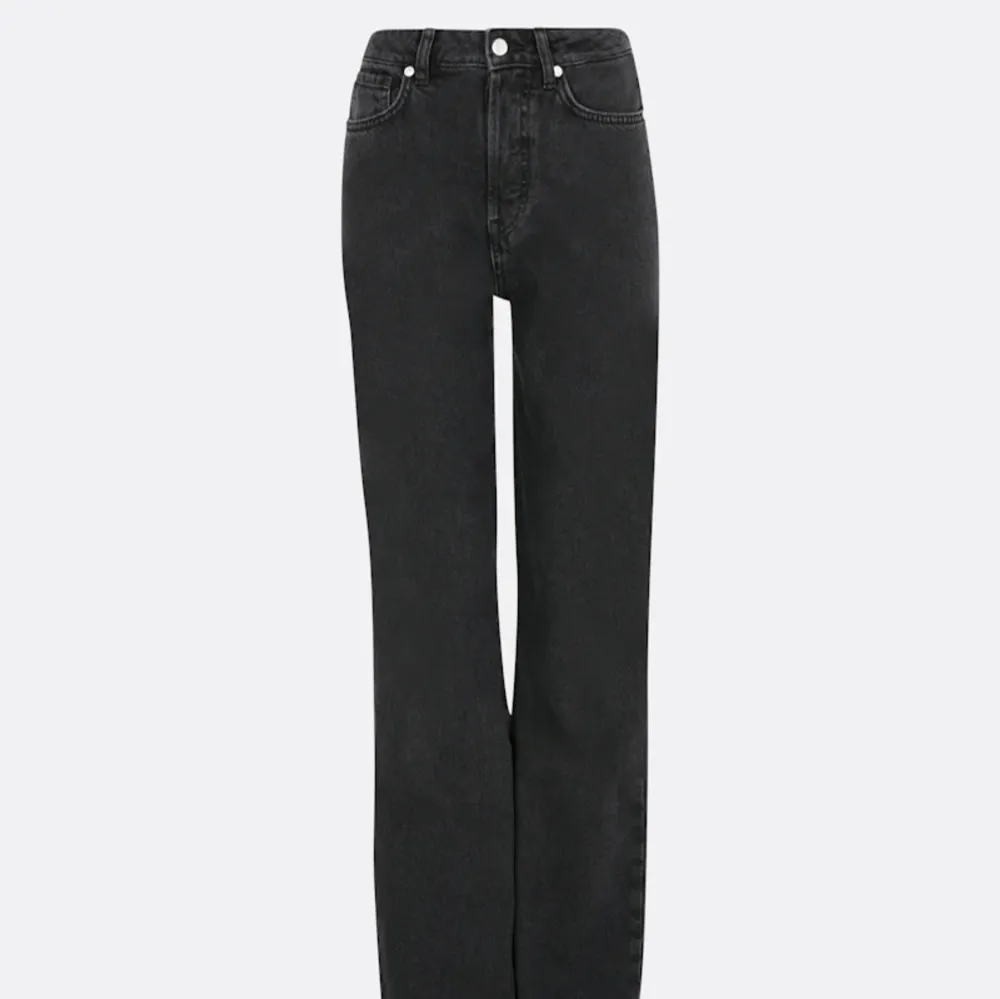 Säljer dessa jeans från Bikbok ”Regular Wide Waist” som är i nyskick då de endast är använd en gång!. Jeans & Byxor.