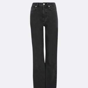 Säljer dessa jeans från Bikbok ”Regular Wide Waist” som är i nyskick då de endast är använd en gång!