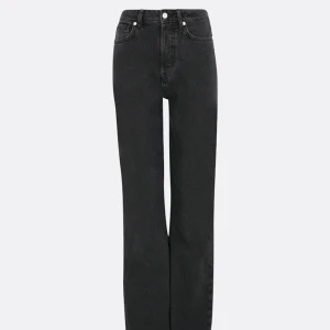 Svarta Jeans - Säljer dessa jeans från Bikbok ”Regular Wide Waist” som är i nyskick då de endast är använd en gång!
