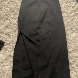 Svart långkjol  - Fin långkjol nästan aldrig använda. Kontakta vid frågor eller mer bilder 😊