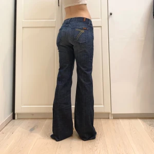 lågmidjade bootcut jeans från 7 for all mankind💕 - midja 43 cm rakt över (jag håller in i midjan) o innerben 87 cm ja e 170 för referens. Inga uppenbara defekter