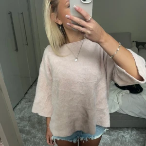 Rosa Trekvartsärmad tröja - Säljer denna rosa trekvartsärmade tröja. På bilden är lite skrynklig men det går jättebra att stryka. Har du någon fråga är det bara att höra av dig🫶🏻