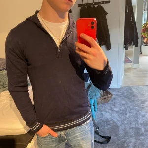 1/3 Zip hoodie - Sjukt snygg zip hoodie från LA PERLA. Sparsamt använd. Passar. XS, kanske S 