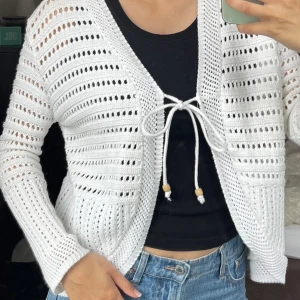 Vit kofta - Vit kofta. Lite tunnare än den andra på min sida med en fin liten knytdetalj. 