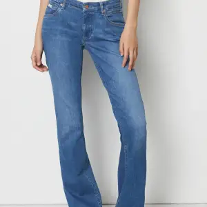 Säljer mina helt nya Marc O’polo Jeans pga att dem inte kommit till användning. Modell:Nella (Lågmidjade, bootcut som på bilden) Färgen jag har är ljusare än modellens. Storlek 25x30 (jag är 163 och dem går ner till golvet för mig) Köpta för 1399kr 
