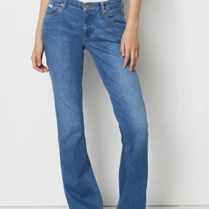 Lågmindjade jeans  - Säljer mina helt nya Marc O’polo Jeans pga att dem inte kommit till användning. Modell:Nella (Lågmidjade, bootcut som på bilden) Färgen jag har är ljusare än modellens. Storlek 25x30. Köpta för 1399kr 