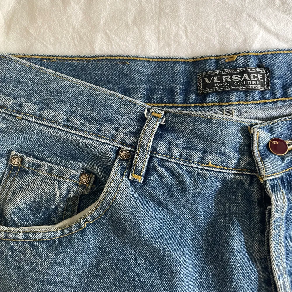 Fynd!fynd!fynd! Ett par Versace jeans med unika detaljer och den snyggaste passformen!! Dem tillkommer med defekter och knapparna vil gylfen har jag sytt på själv. pris går att diskutera . Jeans & Byxor.