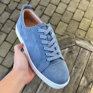 Christian Louboutin sneakers i storlek 42. Oanvända och i extremt hög kvalitet. Vid funderingar skicka gärna ett dm! 🙌