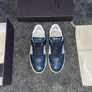 Valentino flycrews - Säljer ett par Valentino flycrews som har blivit försmå för mig, strl 40-41 skick 7/10  