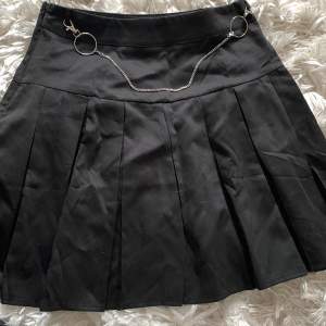 svart plisserad kjol med avtagbar kedja 