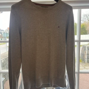 Tommy Hilfiger sweatshirt - grå, storlek L - Tröjan är i bra skick, inga skador.  Storlek: L men passar även M Färg: ljusgrå