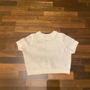 En snygg tröja med hål från H&M. Är i jättebra skick och är knappt använd. 💕
