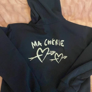 Gina Young hoodie, Ma chérie  - En hoodie från Gina Young, storlek 170. Den är mörk blå, jag är 1,72 cm lång och den sitter perfekt på mig. Säljer för att den inte kommer till användning så mycket längre. Köpt för 249.95 sek. Pris kan diskuteras👌🏼