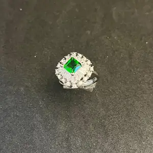 Green gemstone platinum ring