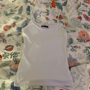 Vitt linne från zara - Ett vitt linne från Zara o storlek S som är använt väldigt få gånger o är i bra skick!