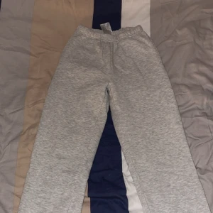 Grå byxor - Ett par grå mjukisbyxor från Ginatricot som är använda fåtal gånger och är i gott skick. Byxorna är i storleken XS och formar kroppen jättefint. Vid intresse är det bara att höra av sig så kan pris även diskuteras.