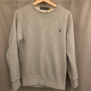 Ralph Lauren sweatshirt  - Tja, säljer en ralphlauren tröja till fint pris! Tröjan har inga defekter och är storlek XS. Det finns qr Scan som bevisar på att den är äkta(bild3) Tveka inte på att höra av dig vid funderingar! Allt gott, mvh Joel