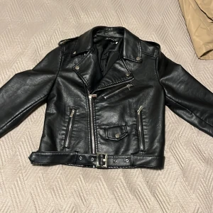 Läderjacka  - Läderjacka S/M bra kvalite hel svart pris kan diskuteras 