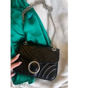 Svart läder väska - Nu säljer jag min superfina väska som knappast är använd, den är i nyskick❤️Köpt för 400kr säljer för 200❤️