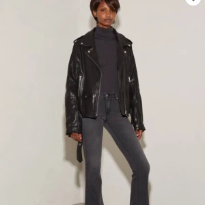 Hunkydory italy design - Slutsålda limited edition hunkydory stockholm av italiensk design byxor. Silver dragkedja i ändarna av byxorna. Passar petite. Fler bilder kan efterfrågas. Finns vit svart och grå. Nypris ca 1900kr, säljer billigt för ca 800kr. Aldrig använd.