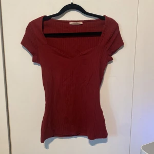 Röd T-Shirt❤️ - Såå vacker tröja i Vin röd🍷 Aldrig använd men tvättas och stryks innan den skickas👌🏼❤️Storlek XS med mycket stretch! 
