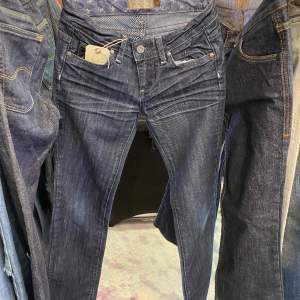 Snygg lågmidjade jeans från PAIGE jeans   midja: 64cm  längd: 85cm 