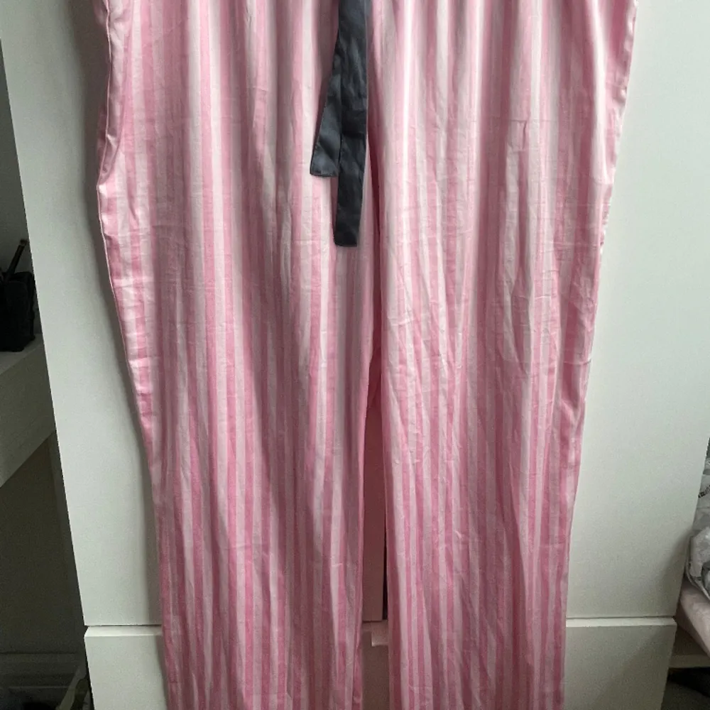 Äkta Victoria secret pyjamas både byxa och skjorta. Aldrig använd. Köpt för 900kr. Skjortor.