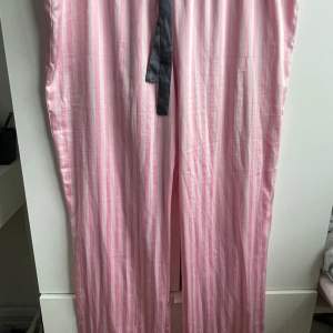 Äkta Victoria secret pyjamas både byxa och skjorta. Aldrig använd. Köpt för 900kr