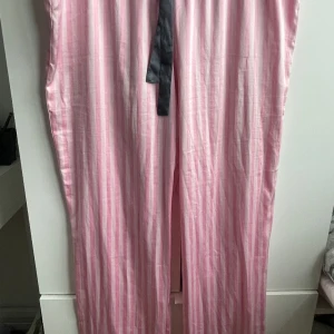 Victoria secret pyjamas  - Äkta Victoria secret pyjamas både byxa och skjorta. Aldrig använd. Köpt för 900kr