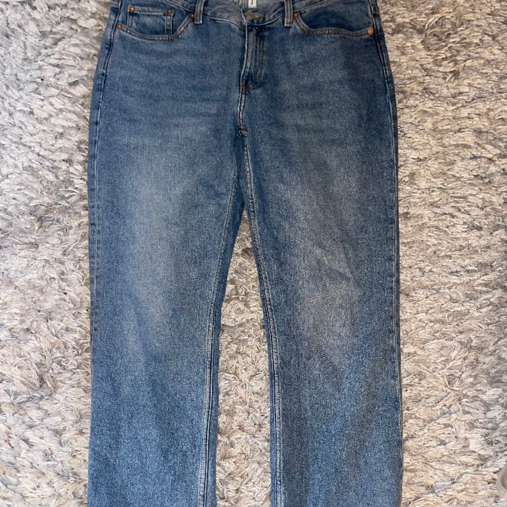 Twig curve mid straight jeans från weekday storlek 33/32, inga defekter. Jeans & Byxor.