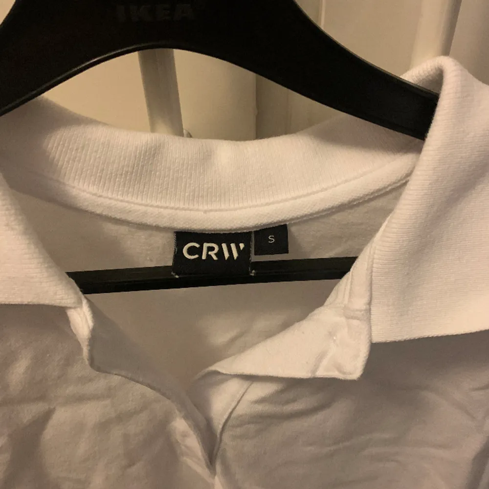 En helt ny vit skjorta i dam storlek. Inte använd :) . Skjortor.