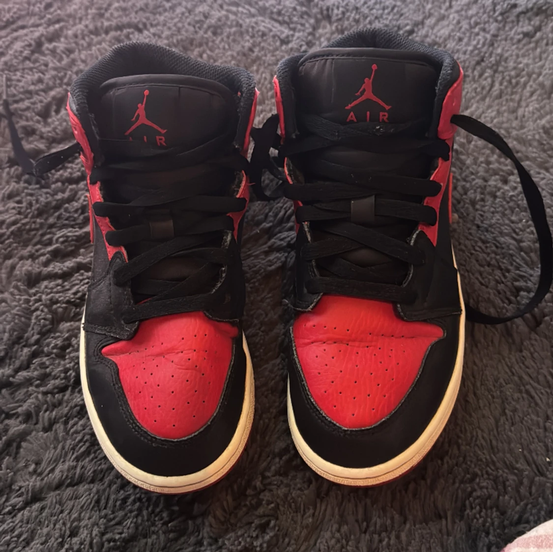 Röda och svarta Nike jordans - 91