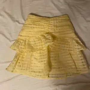 Gul volang kjol från Gina storleks 32❤️