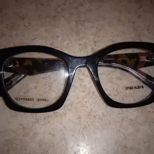 Helt nya Prada glasögonbågar 