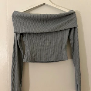 Off-shoulder tröja (ljusblå) - Mjuk och bra material, EJ ANVÄND och ej genomskinlig alls.