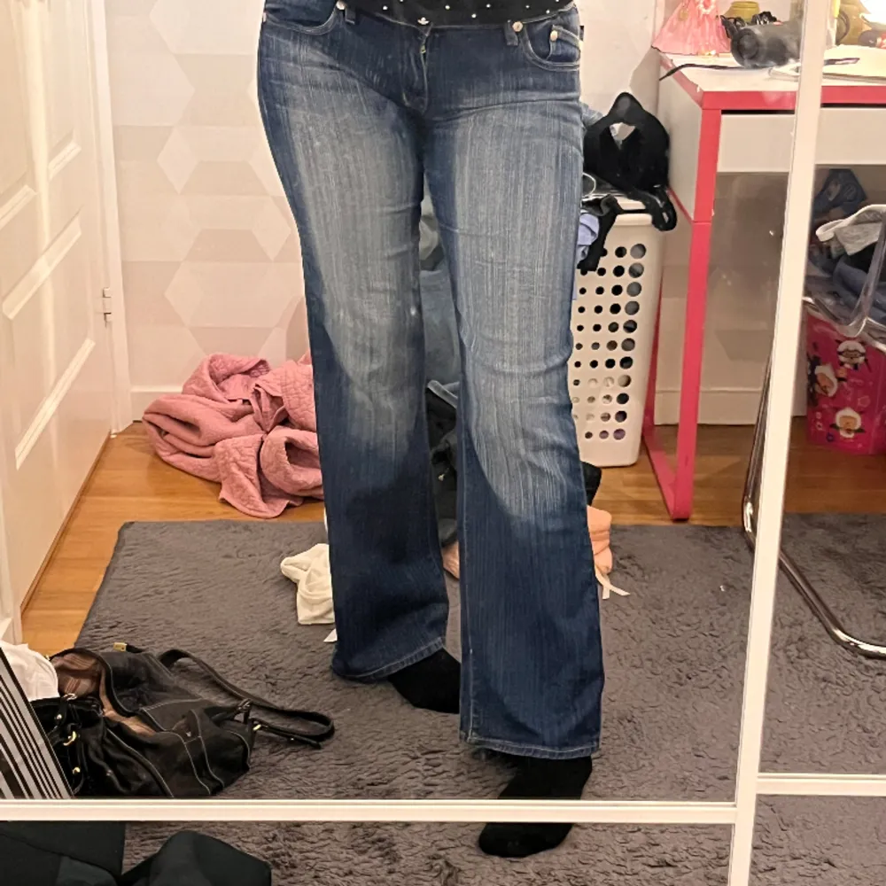 Säljer mina fina Victoria Beckham jeans. Inga slitningar och tyget är i så fint skick. Dessa jeans är väldigt svåra att få tag på och de är i nyskick därav priset. Midja: 38 innerben: 78, jae 170. Jeans & Byxor.