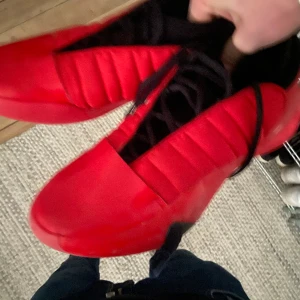 Harden Volume 7 Basketskor - Säljer då de inte kommer till användning längre. Bra skick och finns inga defekter. Pris kan diskuteras vid snabb affär.