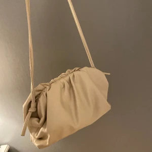 Väska - Jättefin ljusbeige väska från Glitter. Nyskick! 