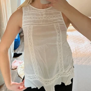 Vit blus  - Vitt linne i blusmaterial och fina spetsdetaljer!🤍