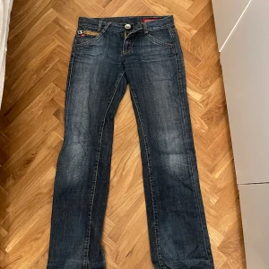 Jeans - Mörk blå lågmidjade miss sixty jeans i storlek 36. Säljer då de är för små för mig. Har ett litet hål längst ner bak. 