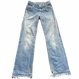 Snygga vintage jeans från Lee!100% bomull, medelhöga/Högmidjade Midjemått 67cm Innerbenslängd 76cm Grenmått 26cm, OBS! Fläckar finns (fråga efter bild)