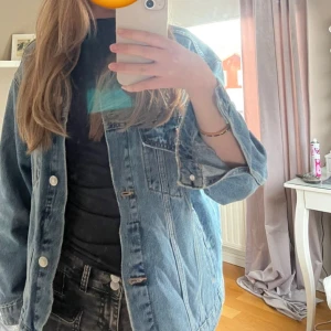 Mörkblå jeansjacka -  mörkblåa jeansjacka💕jätte fin och oversize, bara användas ett fåtal gånger 💕