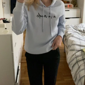 Hoodie - En jättemysig hoodie strl xs/s som jag tyvär växt ur. Har ej koll på vart den är ifrån då jaf klippt ur lappen. Bra skick. Köpare står för frakt men kan även mötas i Stockholm 💕