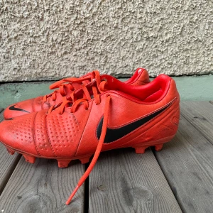 Nike CTR360 - Klassisk modell i unik färg storlek 39