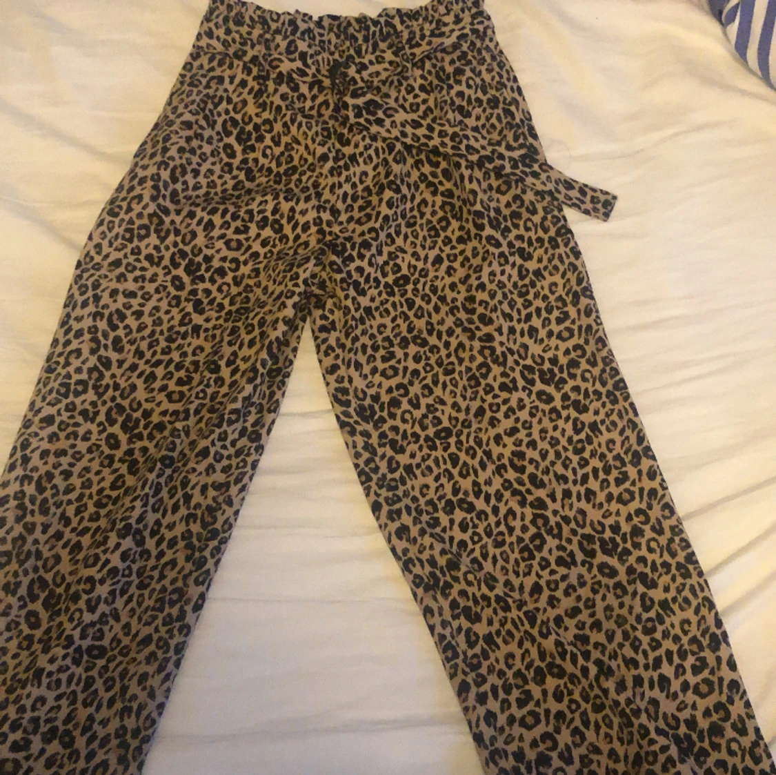 Utsvängda leoparabyxor