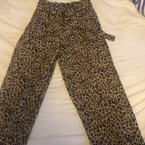 Utsvängda leoparabyxor - Använd några gånger men för små